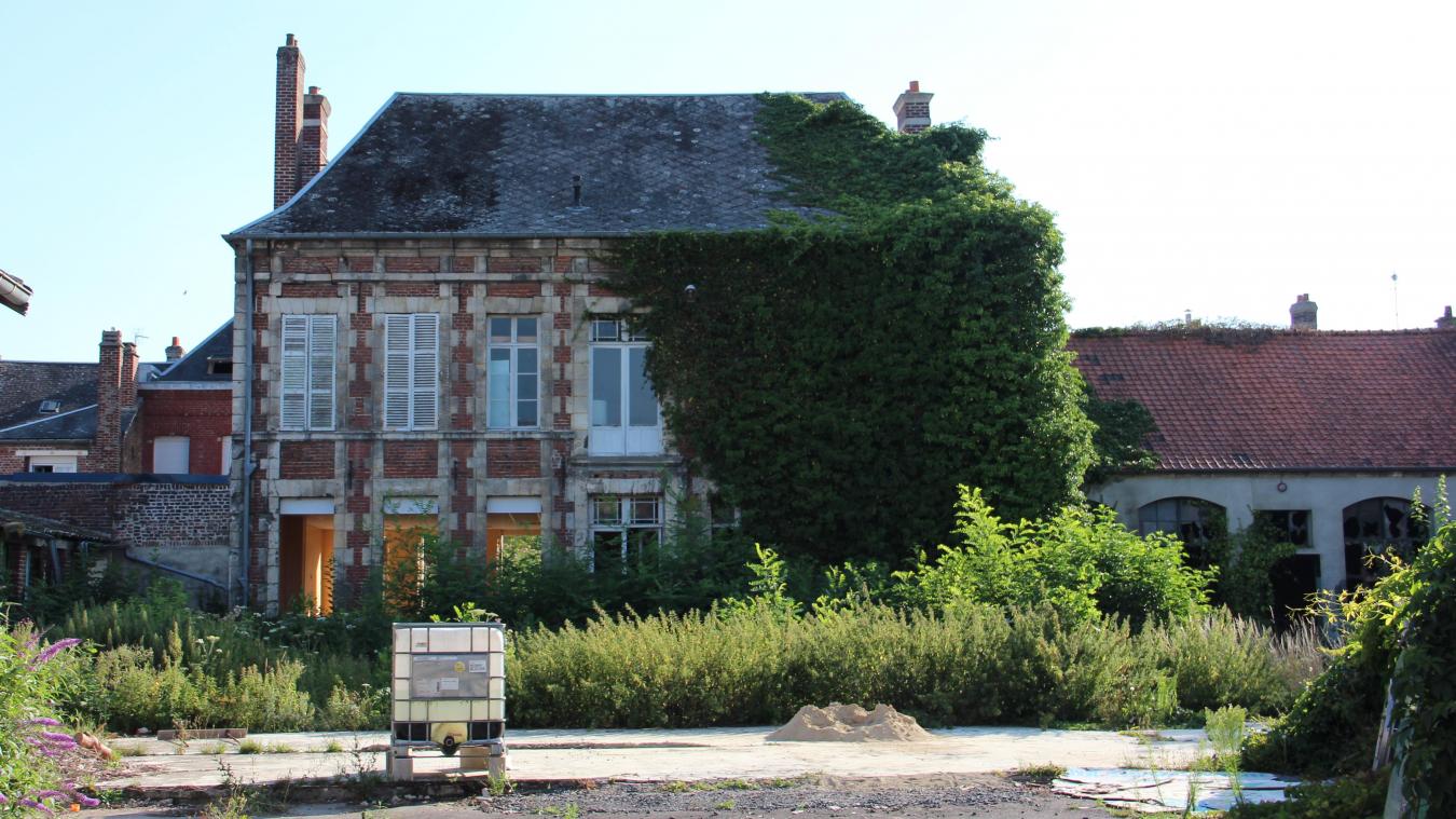 Vue de derrière, la maison de maître expose ses plus beaux atours. L’autre façade est recouverte de béton.