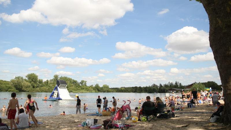 Les vacanciers profitent du soleil au parc d’Isle