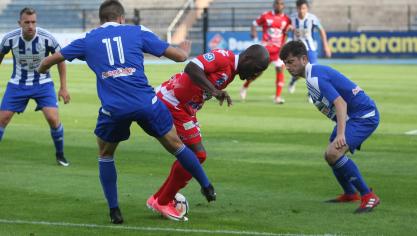 Charles Kiaku va éliminer les deux défenseurs de Dunkerque, ballon collé entre les pieds, avant d’adresser un centre qui a déclenché la première occasion des Saint-Quentinois.