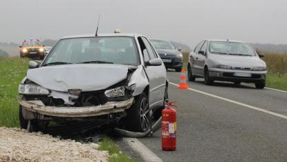 Le conducteur de la 306 n’a pu freiner à temps pour éviter la monospace.