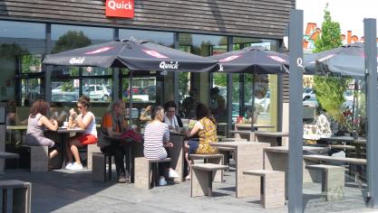 La terrasse du Quick accueille ses derniers clients avant la transformation.