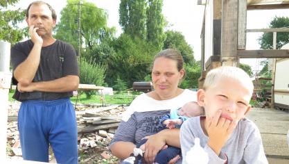 Sébastien et Ludivine Michel, ici avec deux de leurs enfants, devront sans doute passer l’hiver dans une caravane, faute d’avoir obtenu les indemnités de leur assurance.