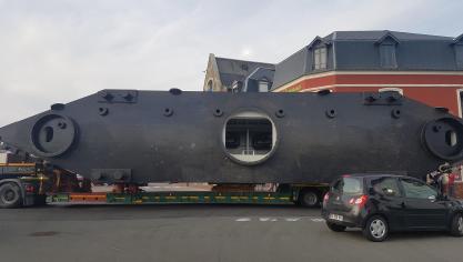 Le convoi exceptionnel transportant le bateau porte est passé dans l’avenue Pierre et Marie Curie peu avant heures, hier soir.