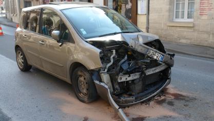 La voiture a percuté par l’arrière le véhicule qui la devançait.